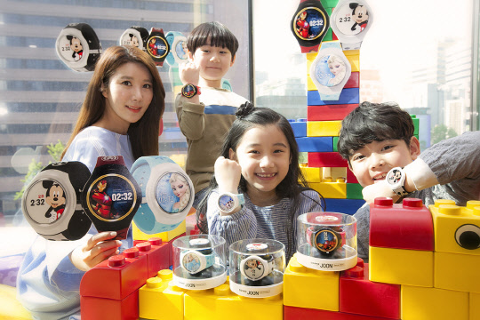 SK텔레콤은 디즈니와 손잡고 미키마우스, 겨울왕국 엘사와 아이언맨 등 디즈니와 마블의 인기 캐릭터가 디자인된 어린이 전용 웨어러블 디바이스(키즈폰) 쿠키즈워치 '준(JooN) 스페셜 에디션' 3종을 내달 2일 출시한다고 밝혔다. 회사 모델이 디즈니 캐릭터가 적용된 '준 스페셜 에디션' 출시를 알리고 있다. <SK텔레콤 제공>